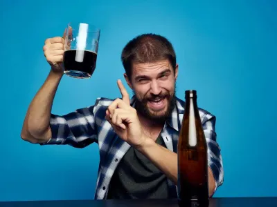 Bărbat care consumă băuturi alcoolice - Foto: Freepik (imagine cu rol ilustrativ)