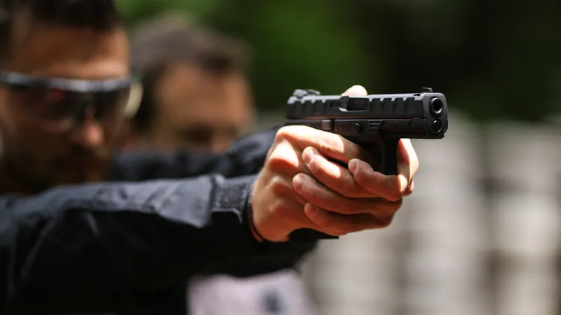 Vrei să tragi cu o armă de foc letală, ca polițiștii? Te costă cel puțin 300 de lei  - FOTO: Inquam Photos / George Călin