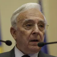 Guvernatorul BNR Mugur Isărescu, vorbind la o conferinţă dedicată NATO - Foto: INQUAM PHOTOS/Octav Ganea