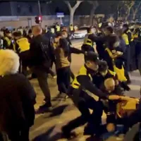 jurnalist BBC este bătut de polițiști la un protest în Shanghai/Foto: twitter