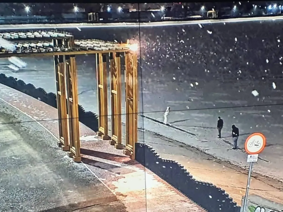 FOTO: Avertisment de la autorități: „Nu intrați pe luciul de apă înghețat! Se sparge”