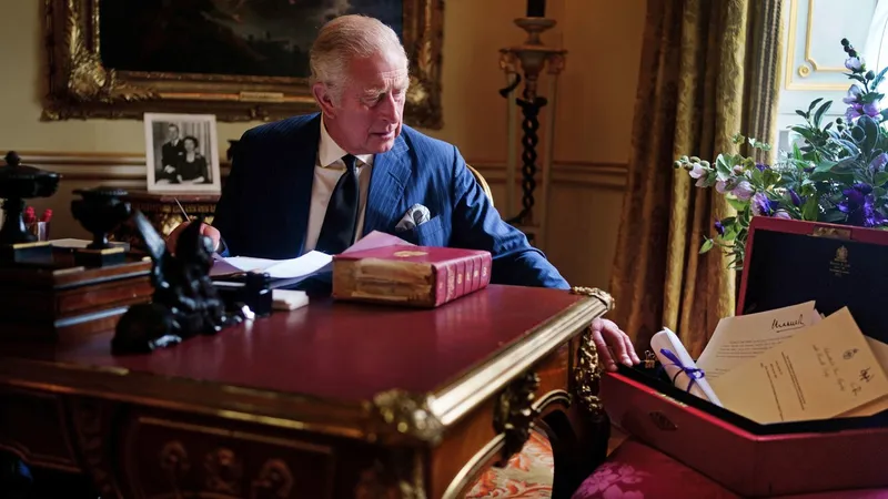 Regele Charles al III-lea poate fi văzut în prima fotografie oficială ce îl arată alături de celebra cutie roşie în care suveranii britanici primesc documente guvernamentale - Foto: Profimedia Images/ Victoria Jones