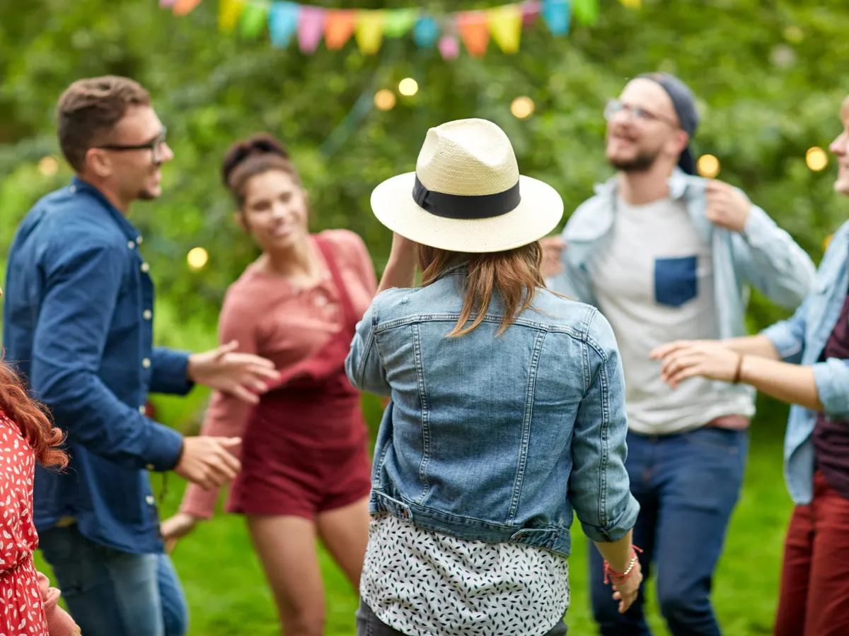 Amendă 1.500 lei dacă faci gălăgie la curte. Până la ce oră ai voie să organizezi o petercere afară?