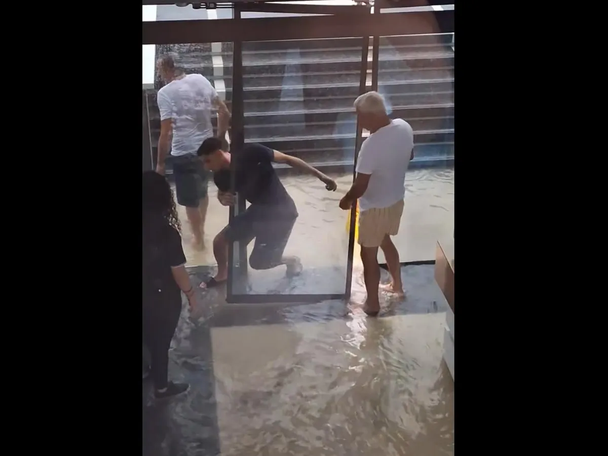 Vremea strică vacanța românilor în Halkidiki. Plouă torențial, străzi și hoteluri inundate - Foto: captură video