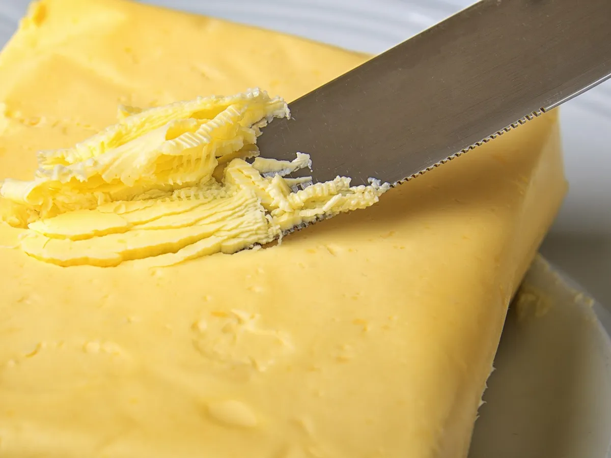 Margarina întinsă pe pâine
