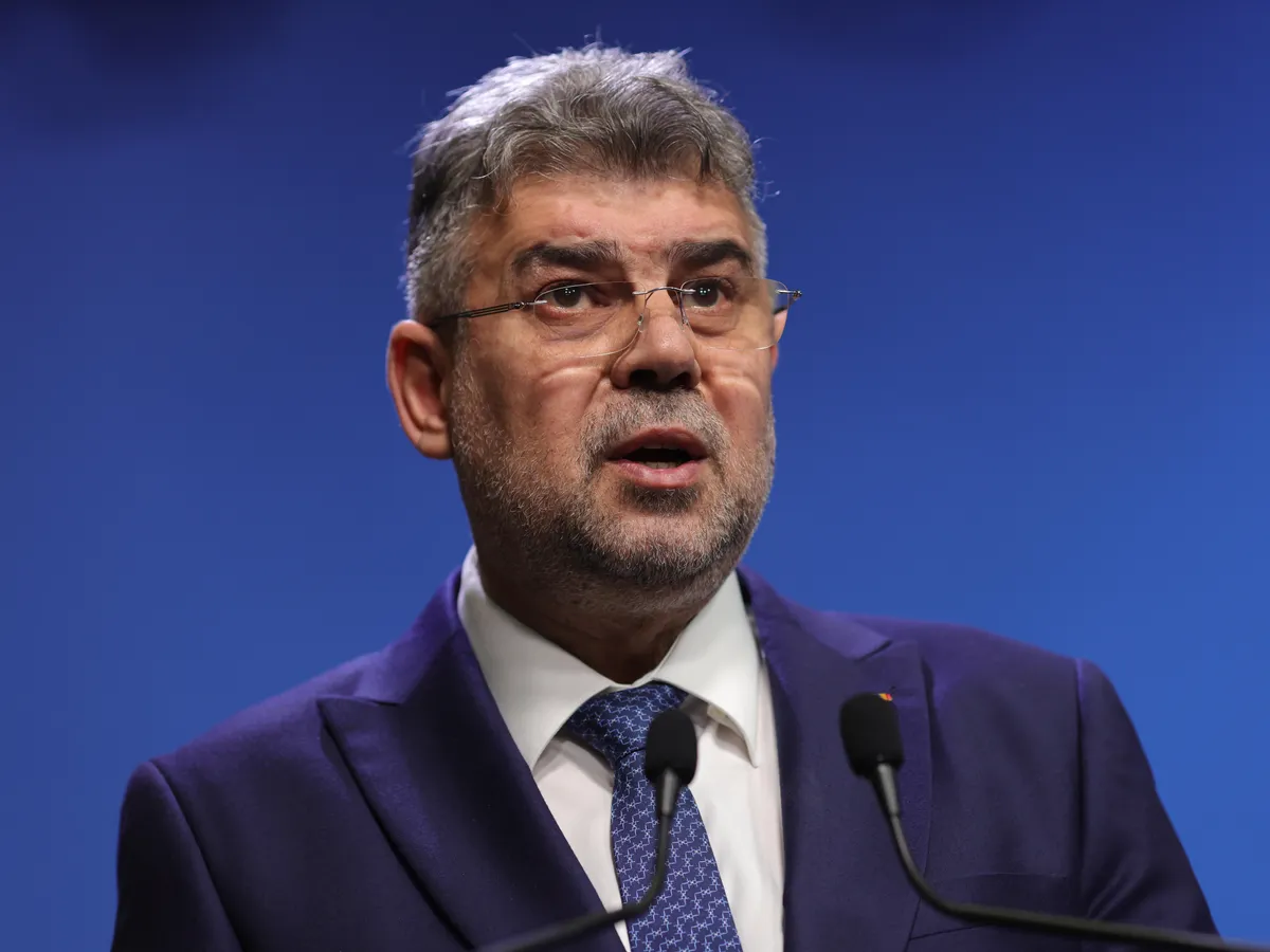 Ciolacu a luat 1.600.000.000 lei din fondul de rezervă ca să crească pensiile. Ciucă a făcut aceiași mișcare