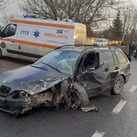 Un BMW a intrat într-un VW, a ricoșat într-un TIR și în încă două mașini. / Foto: infotraficromania.ro