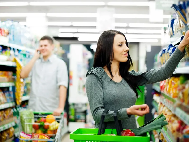 Cum sunt păcăliți clienții în supermarket: Suc îndoit cu apă, gramaj mai mic în ambalaj mai mare - Foto: Freepik.com (rol ilustrativ)