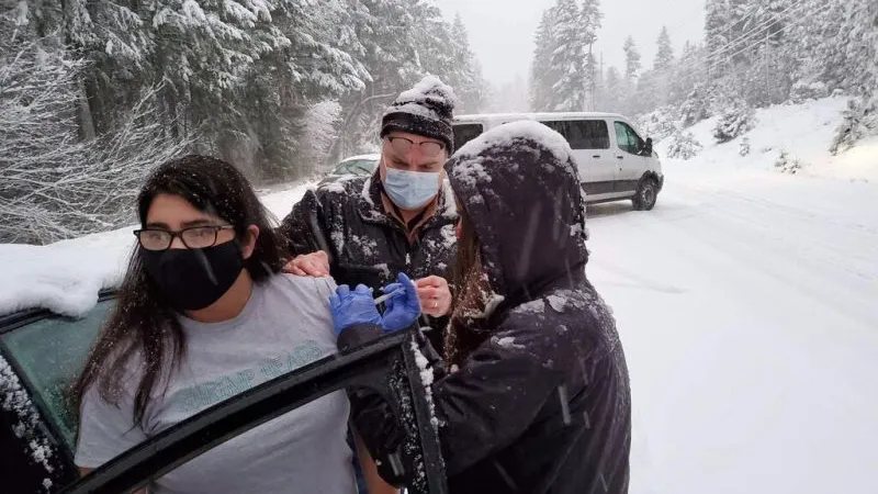 Vaccinurile anti coronavirus administrate în zăpadă. Foto New York Times