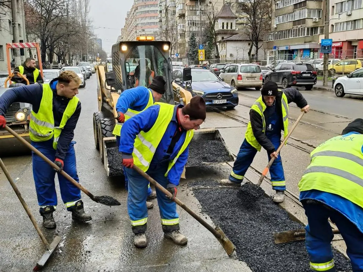 Străzile din București, ca după bombardament după ger. PMB a identificat 585 de gropi și a început plombarea