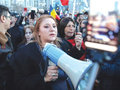 DE LA BAL LA SPITAL Diana Șoșoacă a trecut
de la susținerea statului de drept la
susținerea de minciuni despre
pandemie - Foto: INQUAM PHOTOS/ Octav Ganea
