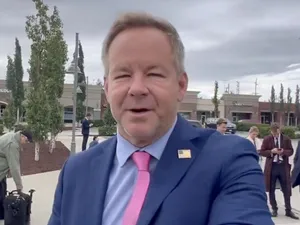 VIDEO Jurnalistul american care l-a întrebat pe Zelenski de ce nu poartă costum a primit un cadou de la delegația rusă venită în Alaska