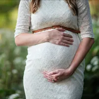 O soacră își agresează nora însărcinată „botezând” copilul nenăscut/foto: Pexels