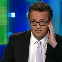A murit Chandler Bing din serialul Friends. Matthew Perry a fost găsit în cadă, avea 54 de ani - Foto: captură video CNN