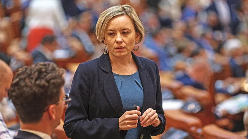 În orașele mari, tabăra anti-PSD nu reușește să promoveze candidați comuni. La Iași, Cosette Chichirău (USR) e în concurență cu Liviu Iolu (PLUS) - Foto: INQUAM PHOTOS/ Adriana Neagoe