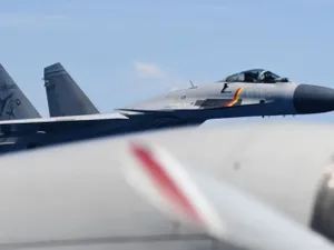 China, tactici rusești în Pacific. Un J-15 a trecut aproape de un avion japonez, la intimidare - FOTO: Japanese Ministry of Defense