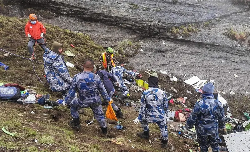 Nepal a recuperat 21 de cadavre de la locul accidentului aviatic/foto: anadolu