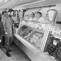 Ceaușescu și dictatoru cubanez Fidel Castro, în 1972, într-o alimentară din București - Foto: Profimedia Images