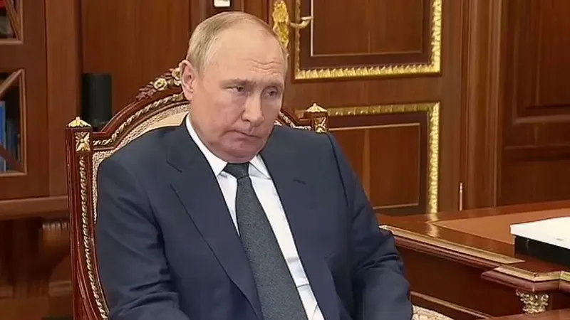 Putin ascultă raportul gen.Zolotov/foto: kremlin.ru