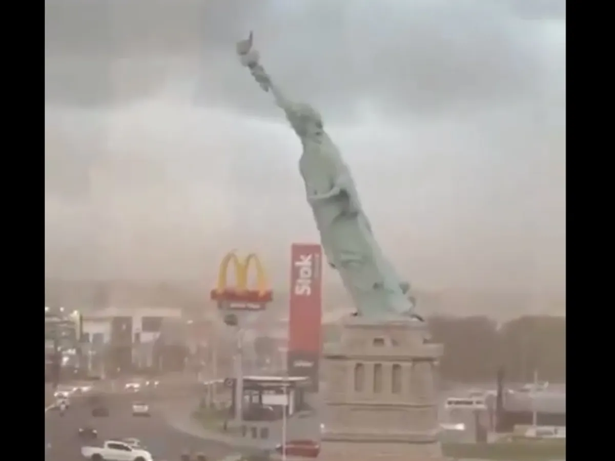 VIDEO Momentul în care o replică a Statuii Libertății s-a prăbușit în timpul unei furtuni. S-a făcut bucăți