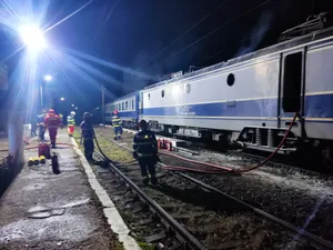 Locomotiva unui tren, în flăcări. 300 de pasageri au fost evacuați - Foto: Actual Mehedinti