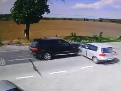 Un șofer iese din parcare fără să se asigure și e spulberat de un SUV. Avea 78 de ani. / Foto: bzi.ro