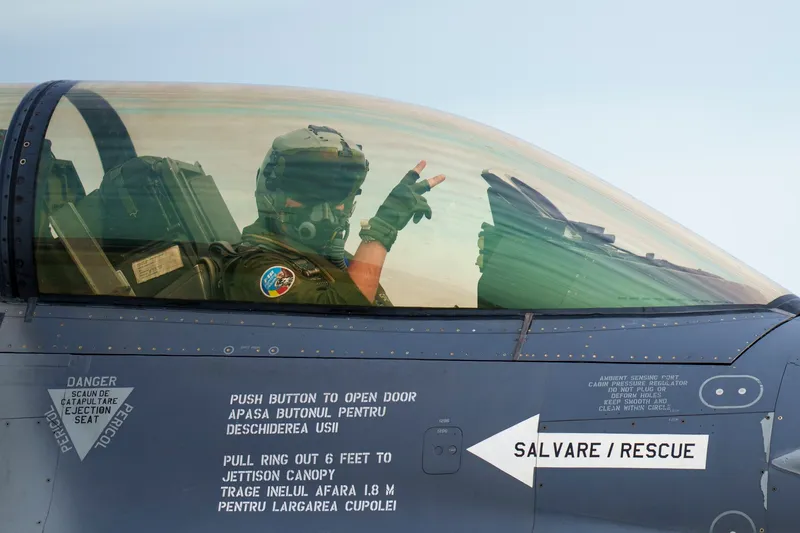 Pilot rom&acirc;n pe avion F-16 - Foto: Profimedia Iimages