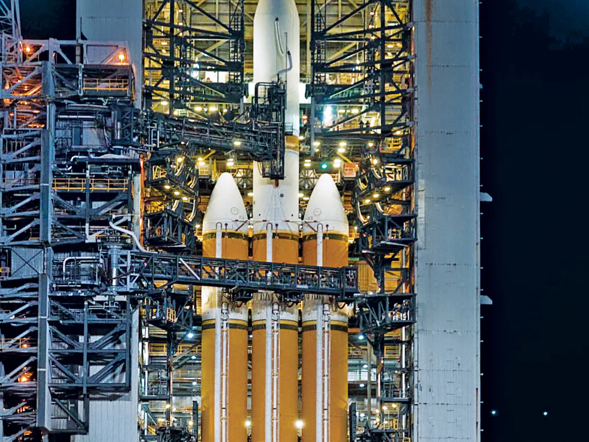 Un impuls de energie.  O rachetă Delta IV  (similară cu aceasta din stânga,  de la baza aeriană Vandenberg)  va purta în spațiu Sonda Solară Parker