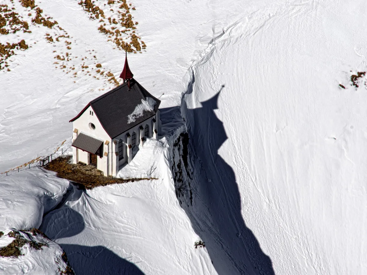 Munții Carpați sub avertisment: straturi periculoase de zăpadă și risc de avalanșe pentru turiști