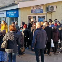 Aproape 100 de persoane, la coadă la vaccinare, fără măsuri de protecție și în frig. Foto Bihoreanul