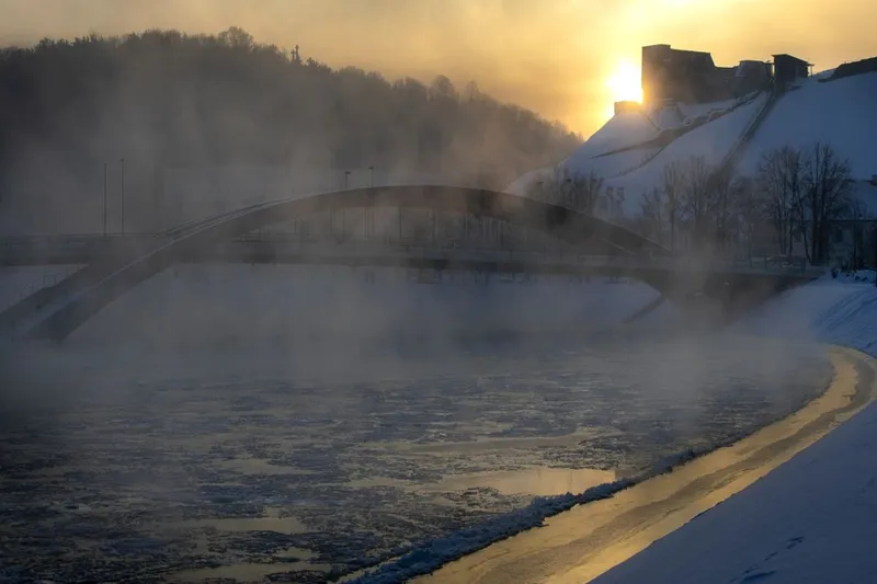 7 februarie 2021. Soarele răsare peste Podul Regele Mindaugas, din Vilnius. Sunt -21 de grade Celsius - Foto: Profimedia Images