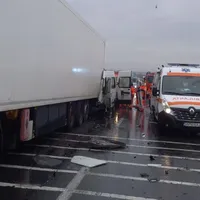 Doi morți și trei răniți după ce o autoutilitară a intrat într-un TIR oprit pe DN 2 - Foto: Centrul Infotrafic