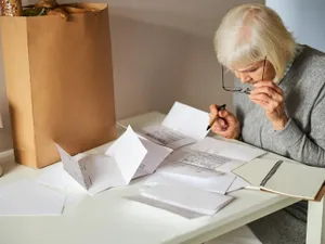 Ce element nou va apărea pe talonul de pensie în august? Veste proastă pentru 1.800.000 pensionari - Foto: Freepik