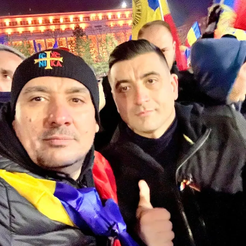 Make la un protest în Piața Victoriei cu George Simion. Sursă foto: Facebook