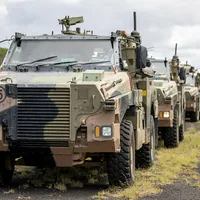 VIDEO Australia ajută Ucraina cu 20 de vehicule militare Bushmaster cu armură anti-tanc / https://www.aspistrategist.org.au/