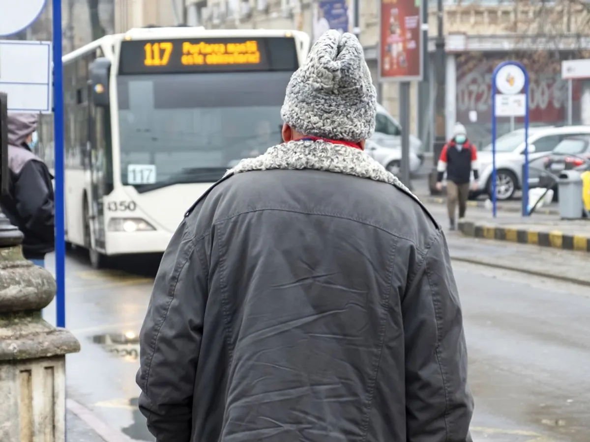Bătrân pe stradă, iarna, în Bucureşti - Foto: Magnific/frimufilms