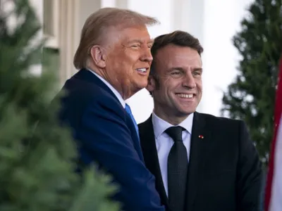 Trump despre Macron: „Soția îl tratează foarte rău. Încă se recuperează după dreapta la bărbie ”