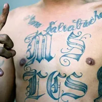 Un membru al bandei are pielea tatuată cu MS-13