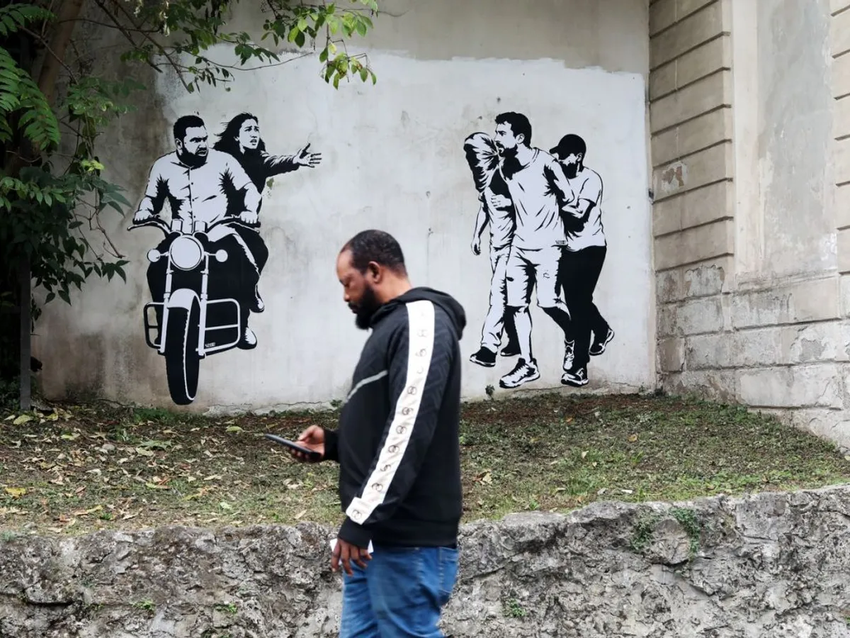 Pictură murală din Milano a lui aleXandro Palombo, înfăţişând răpirea lui Noa Argamani şi Avinatan Or, în timpul atacului organizaşiei teroriste Hamas - Foto: Profimedia Images