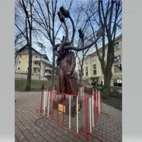 „Revoltă” la Iași după expunerea unei sculpturi în oraș. Primăria a îngrădit „Hidra” - Foto: Ziarul de Iași