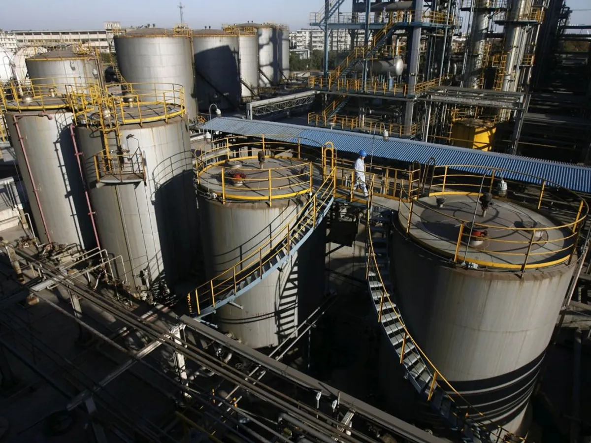 Un muncitor este văzut la o rafinărie de petrol din Wuhan, provincia Hubei din centrul Chinei. - Foto: Profimedia Images