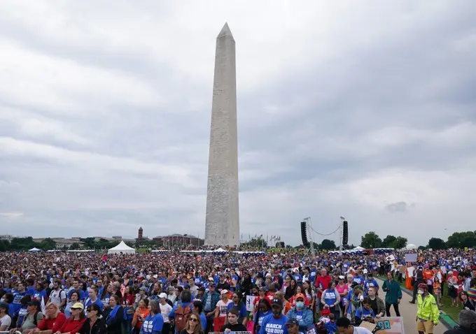 Sâmbătă, primele sute de manifestanţi au ajuns la imensul obelisc din capitala americană. / Foto: news.ro