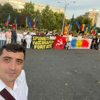 George Simion, al AUR, la un protest al conspiraționiștilor. Sursa: Facebook