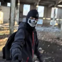 Mai mulţi adolescenţi s-au filmat vandalizând o fostă uzină comunistă - Foto: captură video Vimeo/Desteptarea