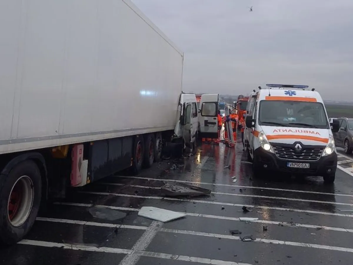 Doi morți și trei răniți după ce o autoutilitară a intrat într-un TIR oprit pe DN 2 - Foto: Centrul Infotrafic
