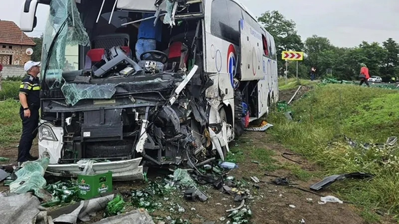 Plan Roșu de intervenție, pe DN1. Un autocar plin cu pasageri s-a ciocnit cu un TIR - Foto: ISU Sibiu