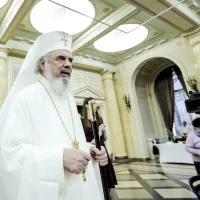 Patriarhul Daniel i-a acordat mai multe distincții judecătorului constituțional Petre Lăzăroiu, care, apoi, a judecat spețe care implicau BOR