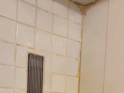 „Răsfăț”, la 300 €/zi, la celebrele hoteluri Panoramic, Belvedere și Amfiteatru: mucegai, duș spart - Foto: captură video