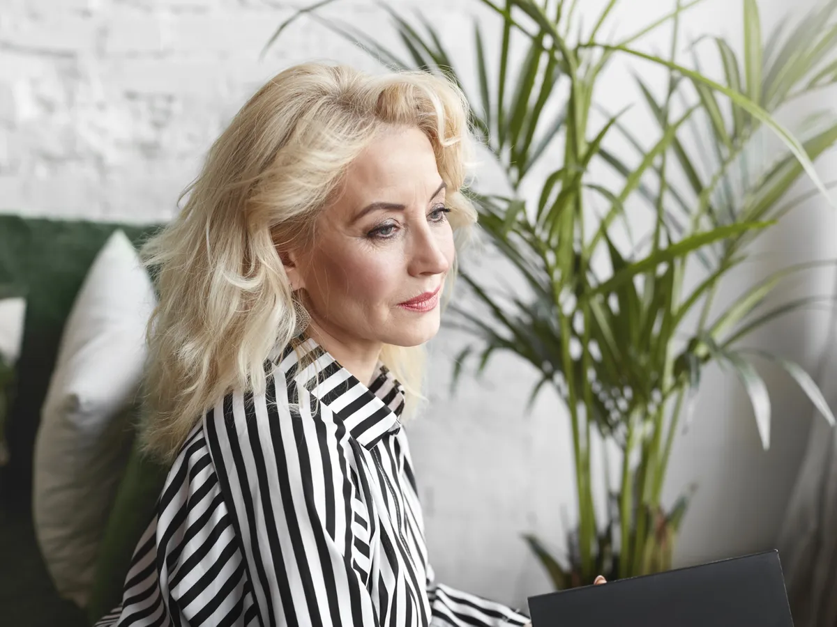 Cum să îți salvezi părul blond, uscat și ars de la vopsit. Care este mai bună – masca sau balsamul?