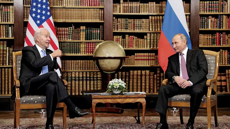 La summitul de la Geneva din 16 iunie, președintele SUA Joe Biden i-a înmânat
președintelui rus Vladimir Putin o listă a țintelor interzise care, dacă ar fi lovite de un atac cibernetic, ar fi considerat motiv
pentru represalii
ale SUA.